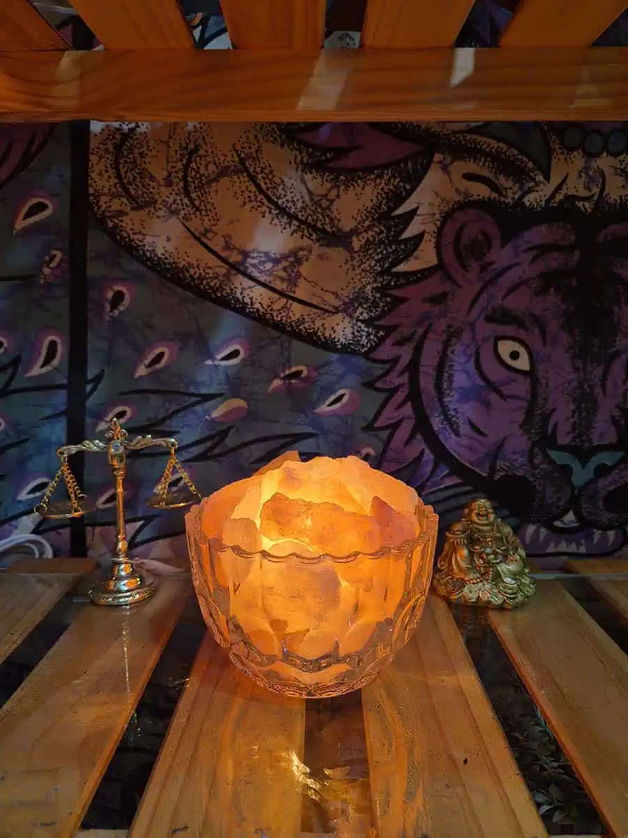 Lámpara de sal del Himalaya con piedras iluminadas dentro de un cuenco redondo de vidrio transparente