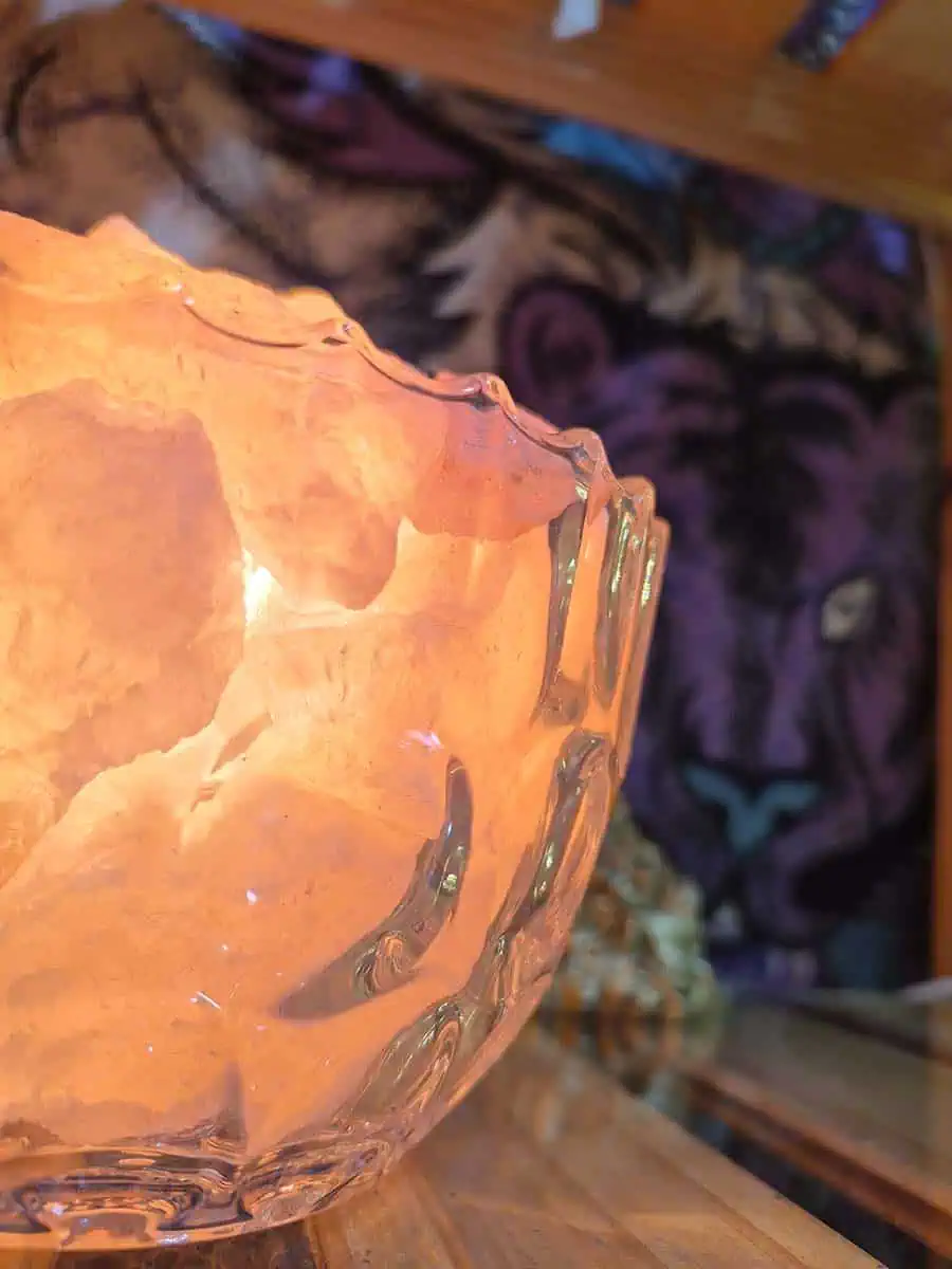 Lámpara de sal del Himalaya con piedras iluminadas dentro de un cuenco redondo de vidrio transparente