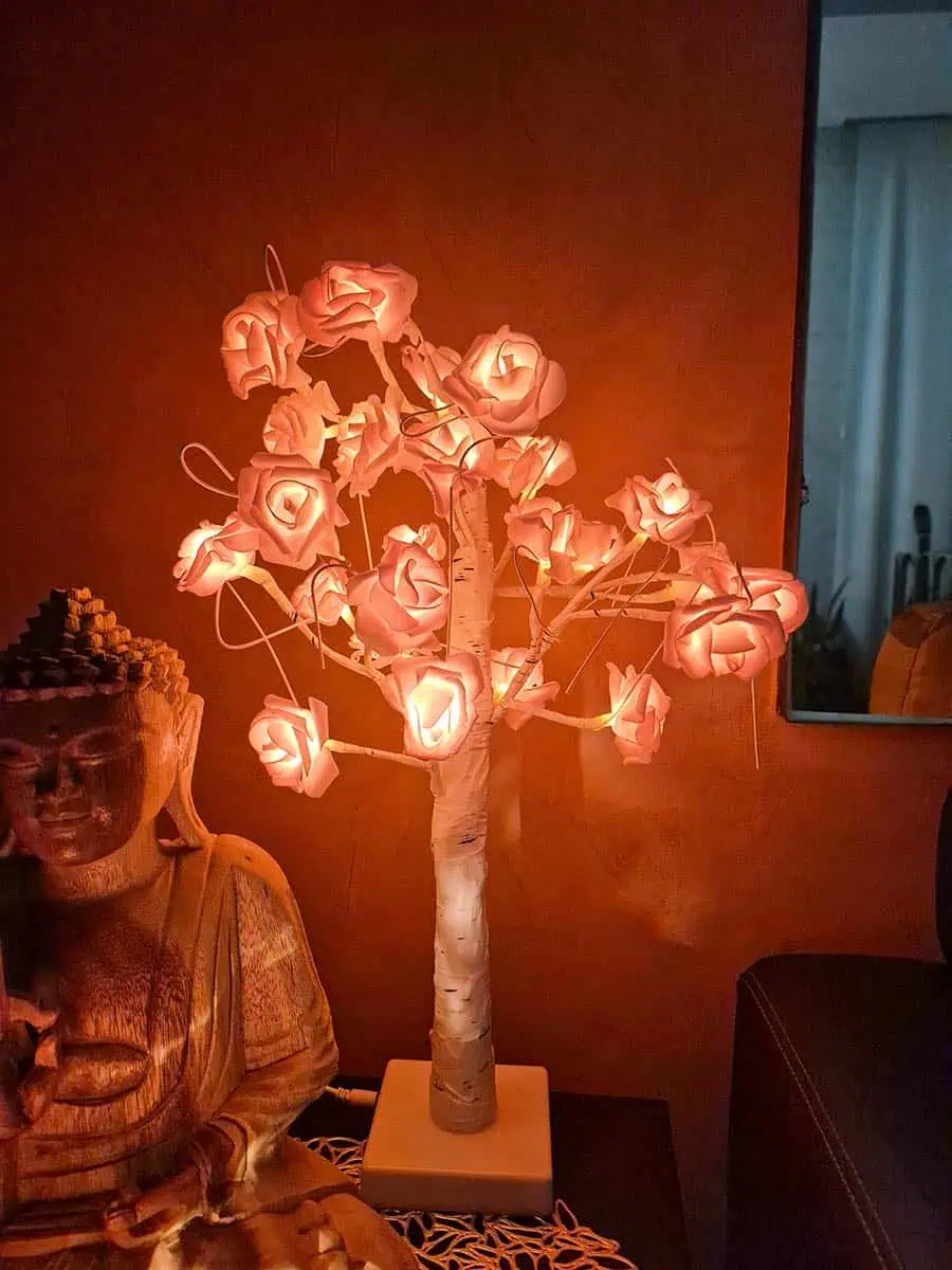 Lámpara USB de árbol con rosas para mesa de luz o escritorio