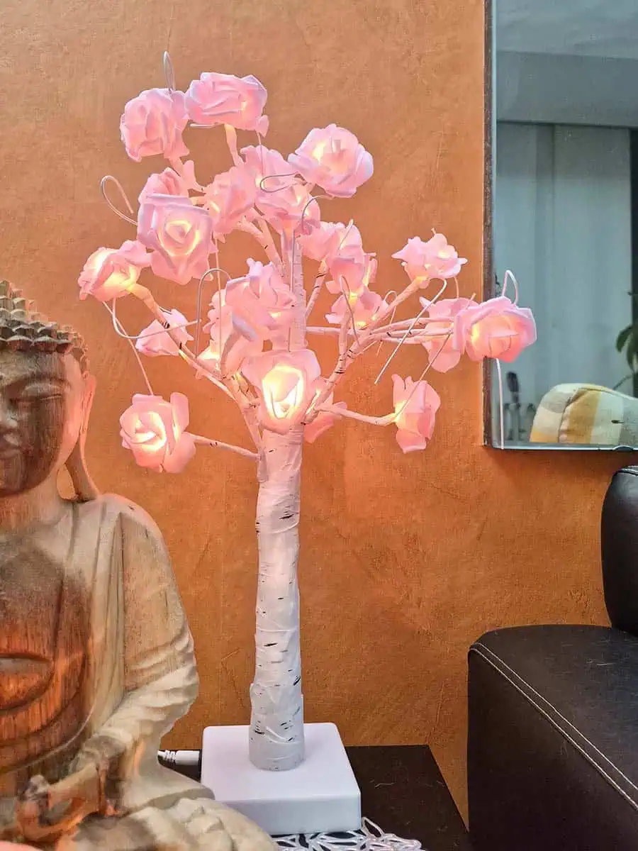 Lámpara USB de árbol con rosas para mesa de luz o escritorio