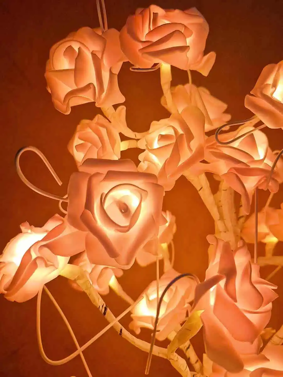 Lámpara USB de árbol con rosas para mesa de luz o escritorio