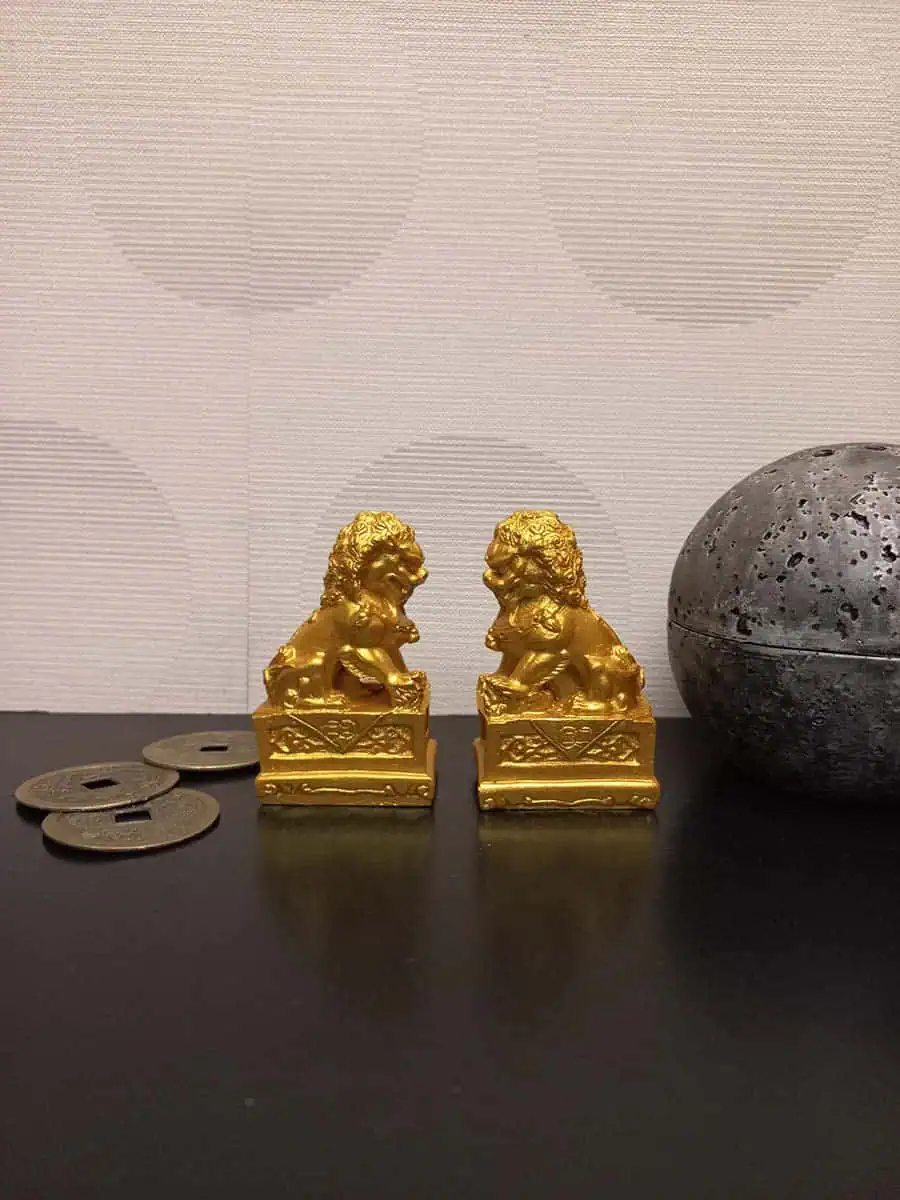 imagen de una pareja de leones fuu chica decorativa color dorado