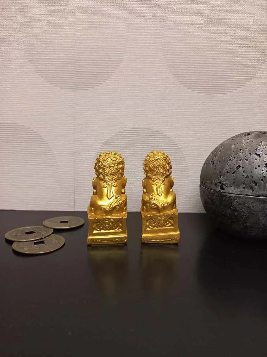 imagen de una pareja de leones fuu chica decorativa color dorado