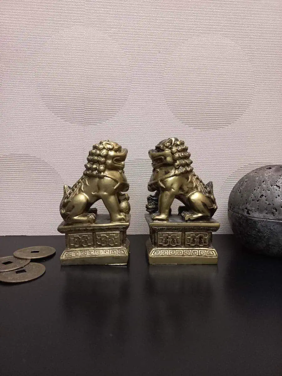 imagen de una pareja de leones fuu chica decorativa color dorado