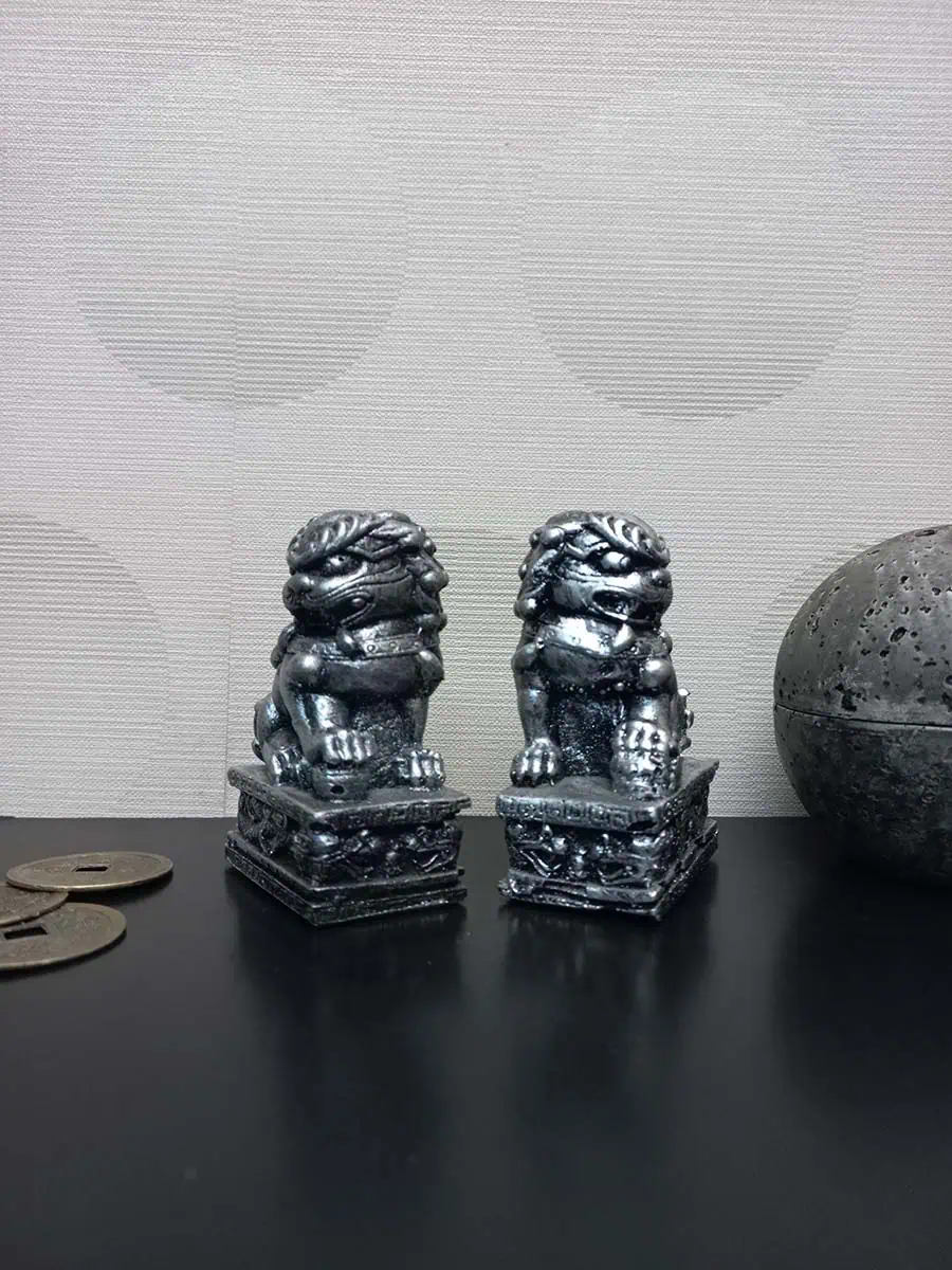 imagen de una pareja de leones fuu chica decorativa color plateado