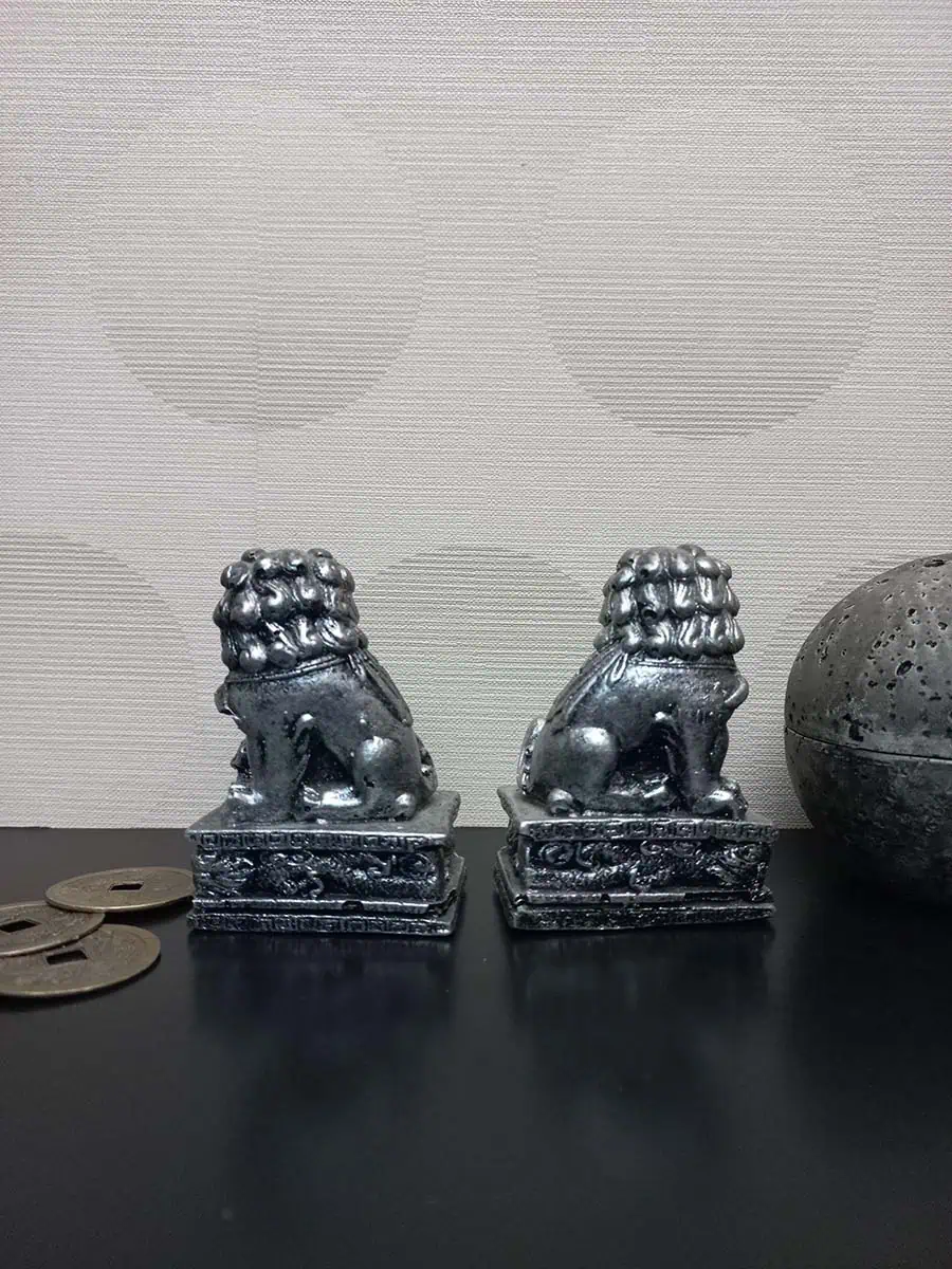 imagen de una pareja de leones fuu chica decorativa color plateado