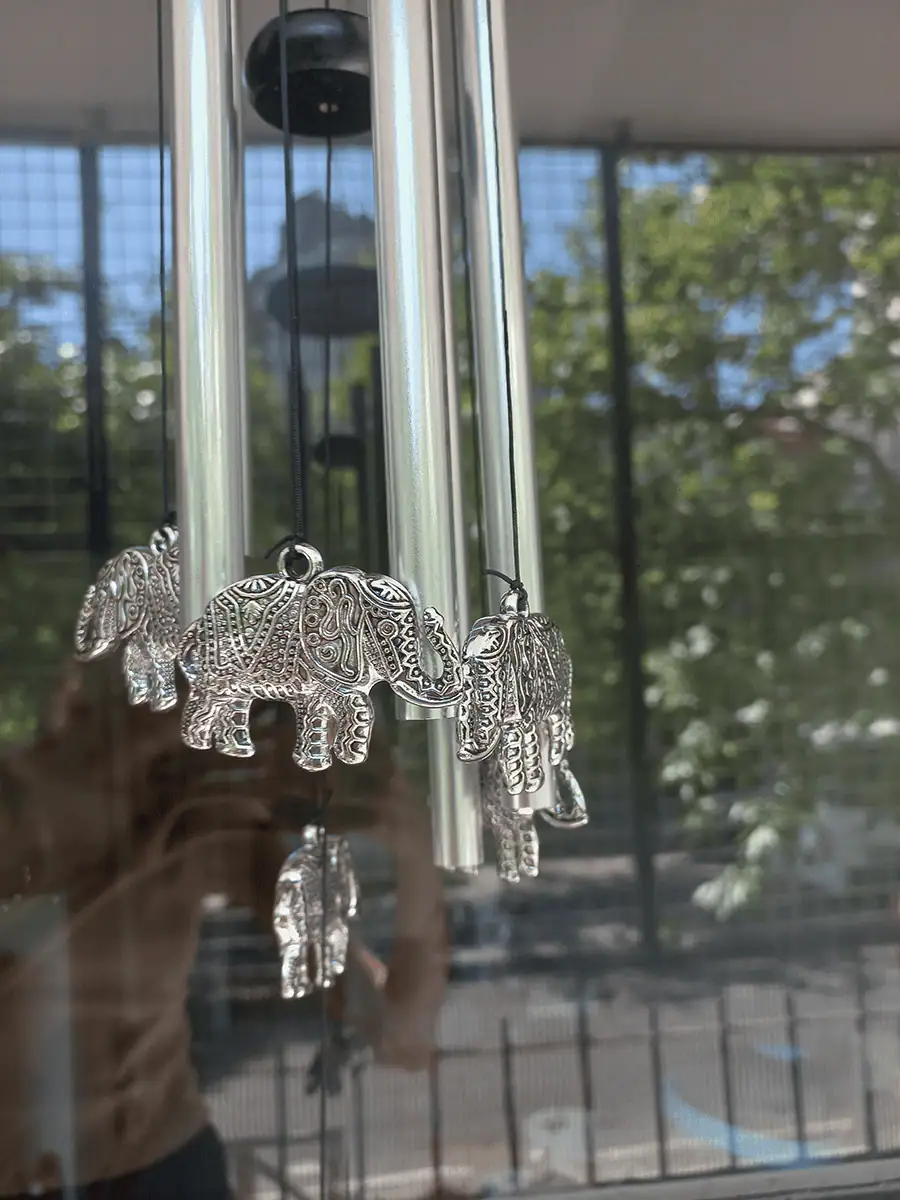 llamador de angeles con Elefantes plateados 