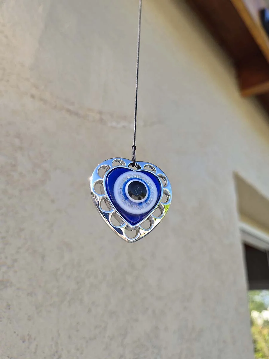 Llamador de ángeles con corazón, ojos turcos brillantes y tubos metálicos plateados
