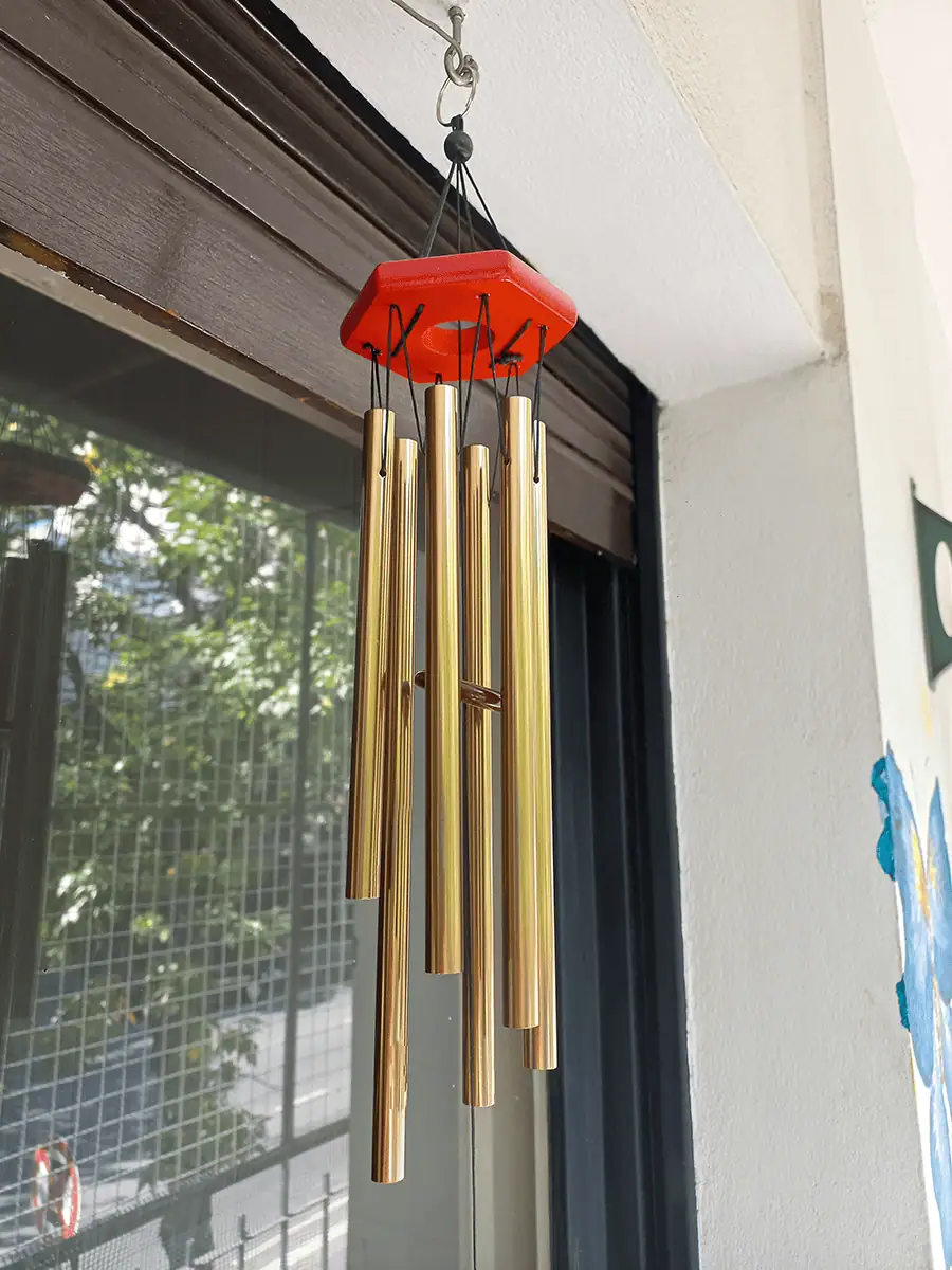 Llamador de ángeles dorado y rojo