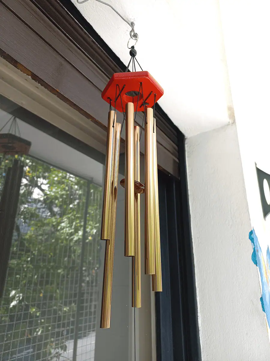 llamador de angeles dorado y rojo