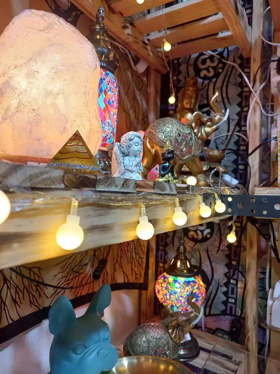 imagen de una tira de luces decorativa larga de bolas lisas calidas con enchufe