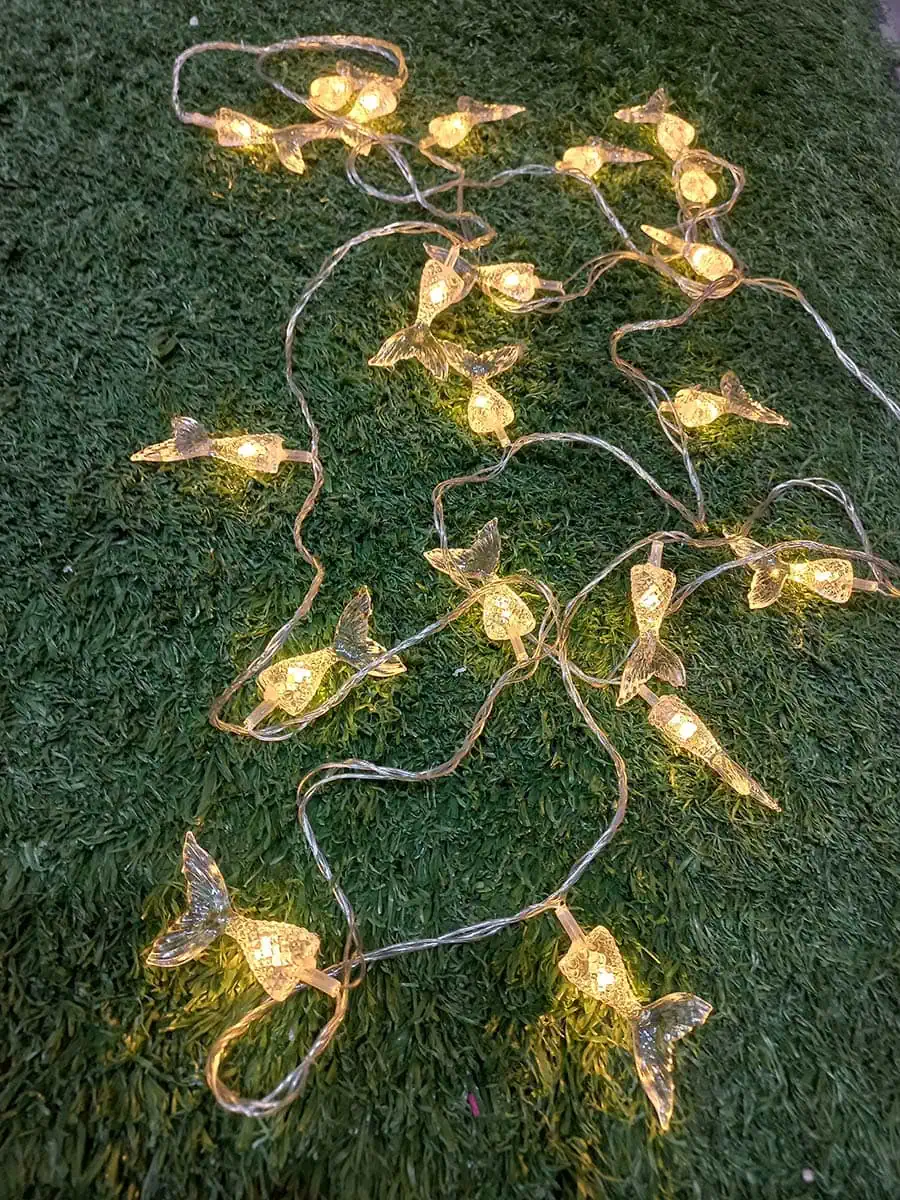 imagen de una tira de luces decorativa larga de cola de sirena calidas con enchufe