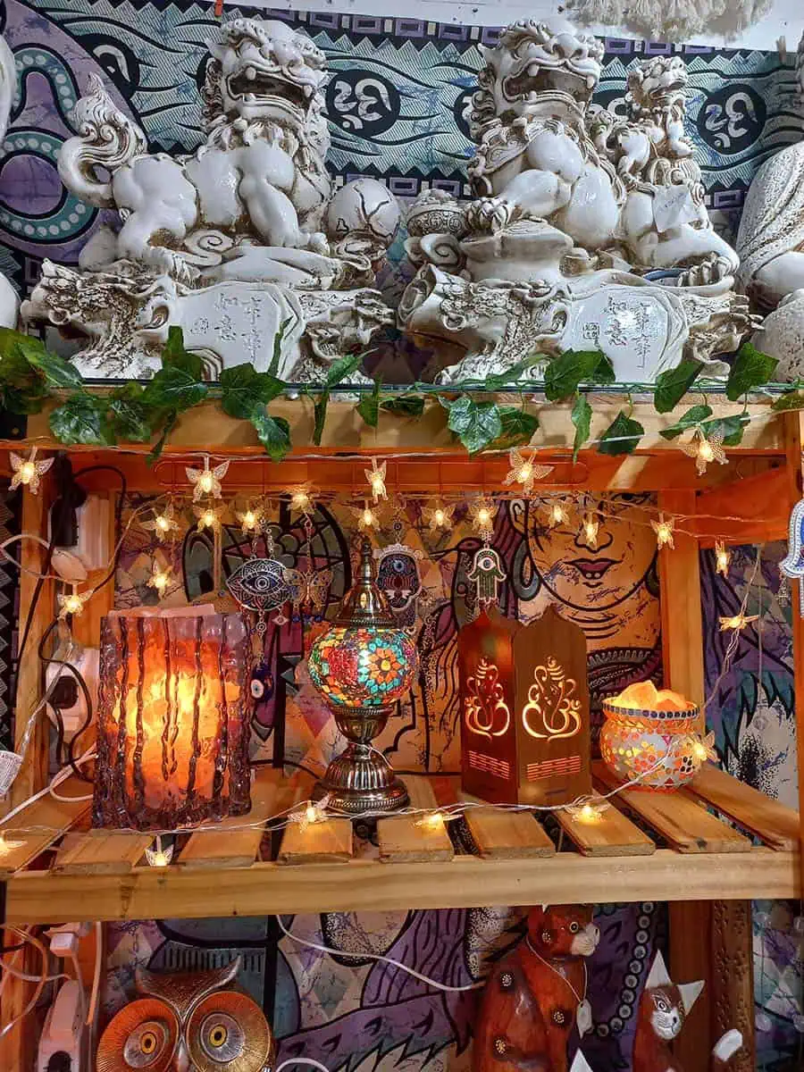 imagen de una tira de luces decorativa larga de mariposas calidas con enchufe