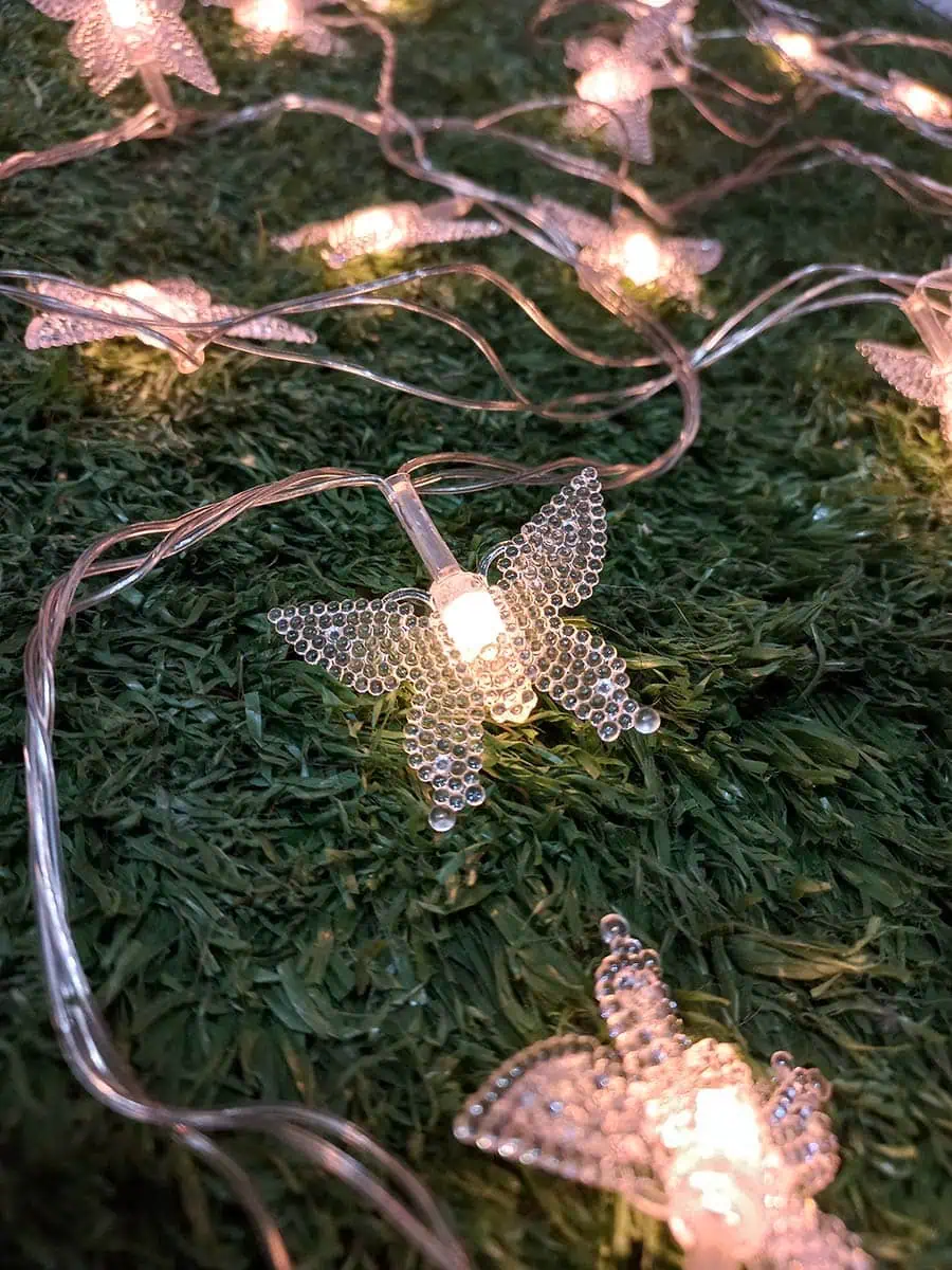 imagen de una tira de luces decorativa larga de mariposas calidas con enchufe