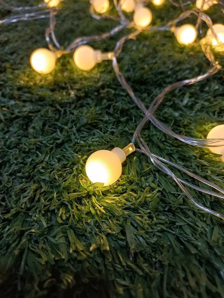 imagen de una tira de luces decorativa larga de bolas lisas calidas con enchufe
