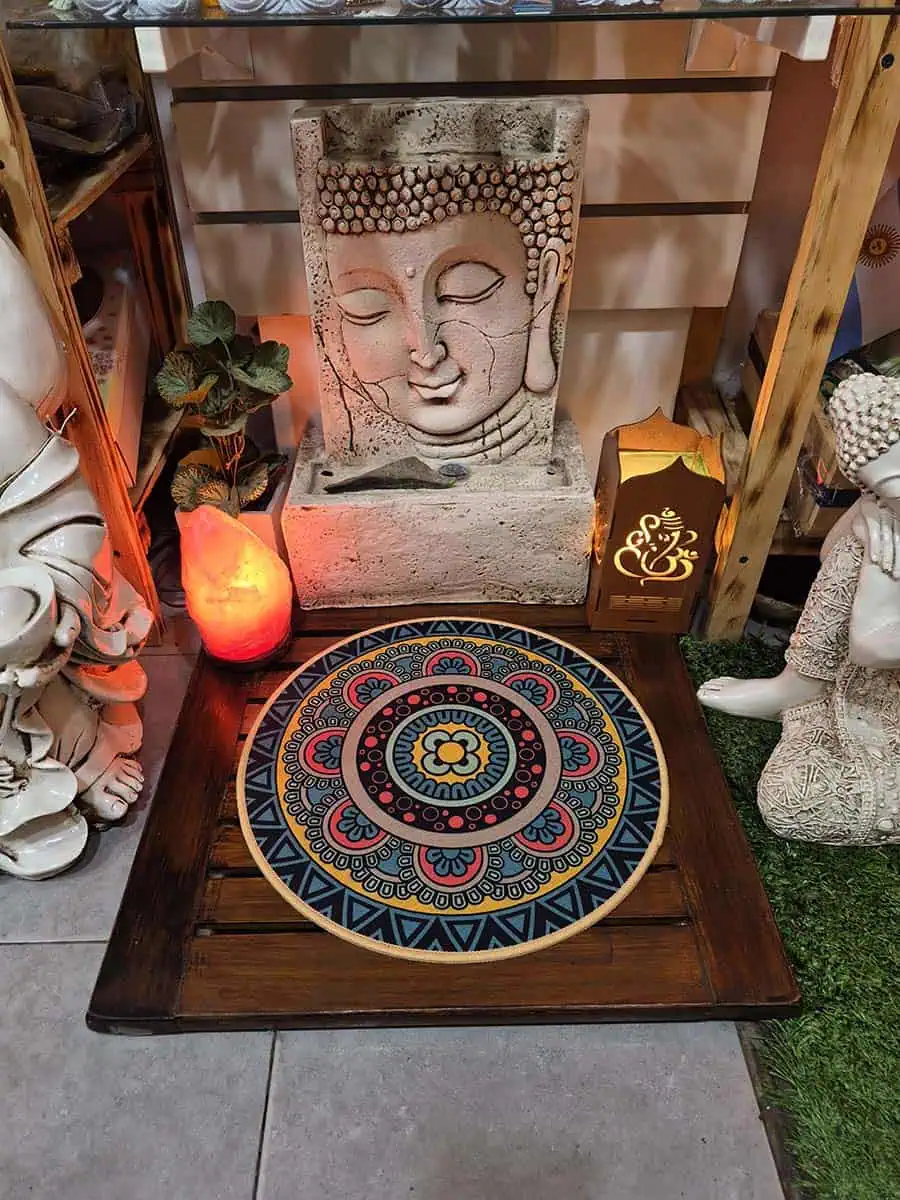 Individual redondo con mandala azul, rosa, amarillo y celeste para decorar la mesa