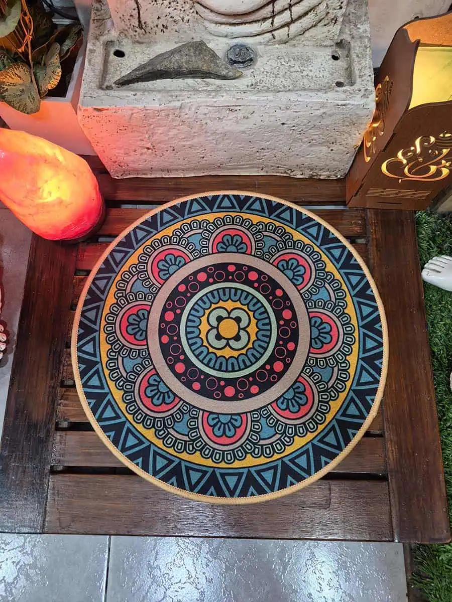Individual redondo con mandala azul, rosa, amarillo y celeste para decorar la mesa