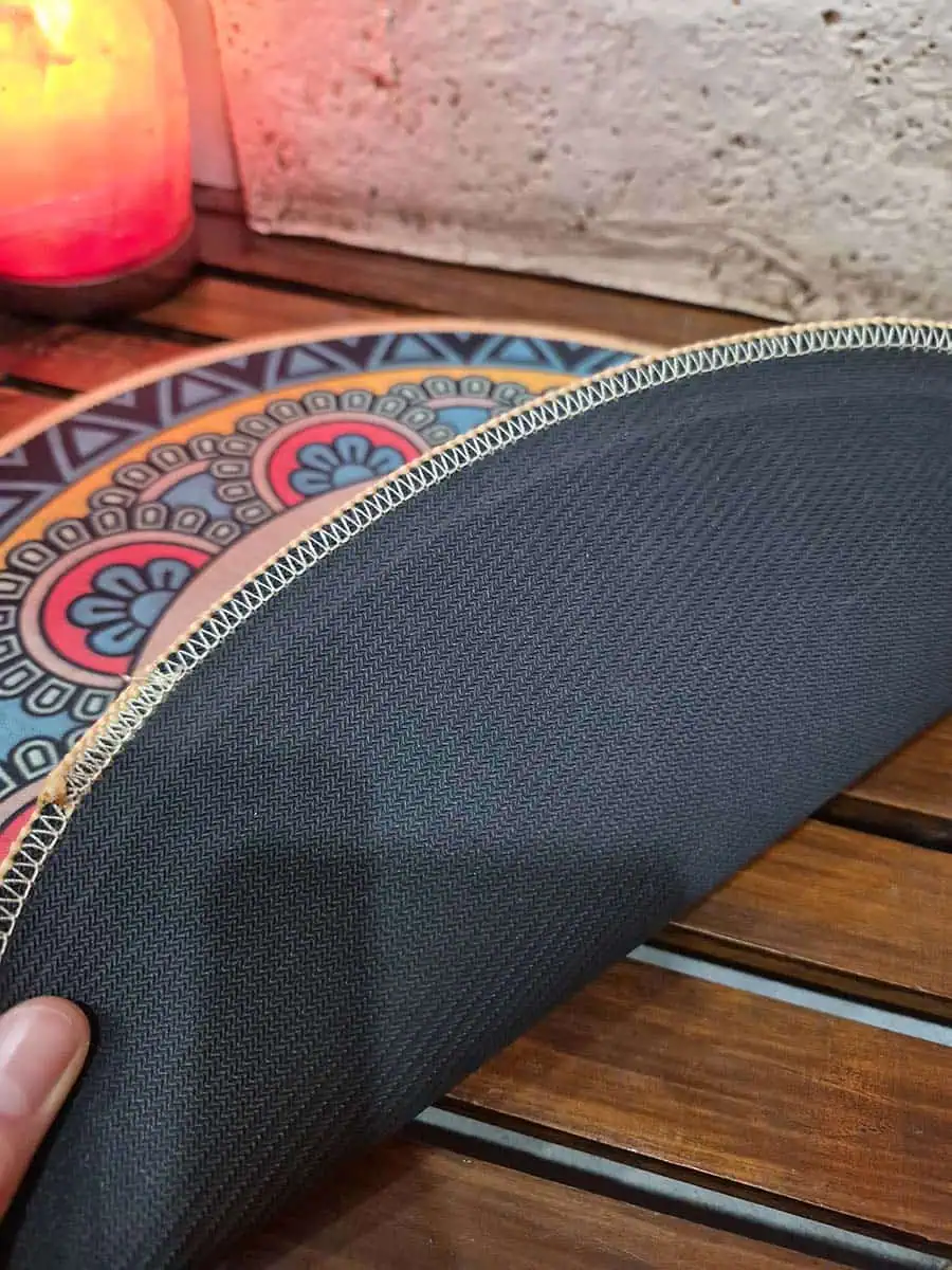 Individual redondo con mandala azul, rosa, amarillo y celeste para decorar la mesa