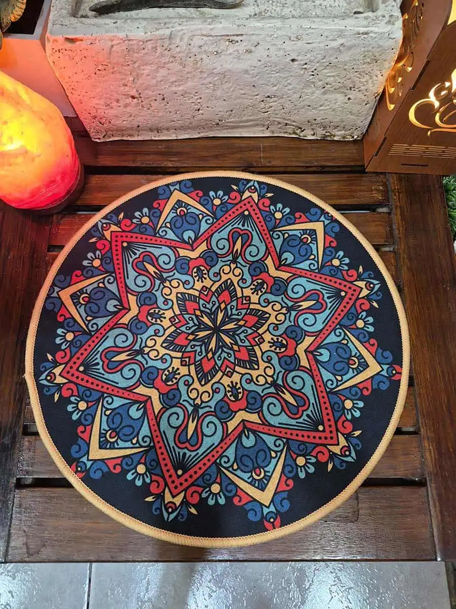 Individual redondo con mandala azul, rojo y beige de diseño floral geométrico
