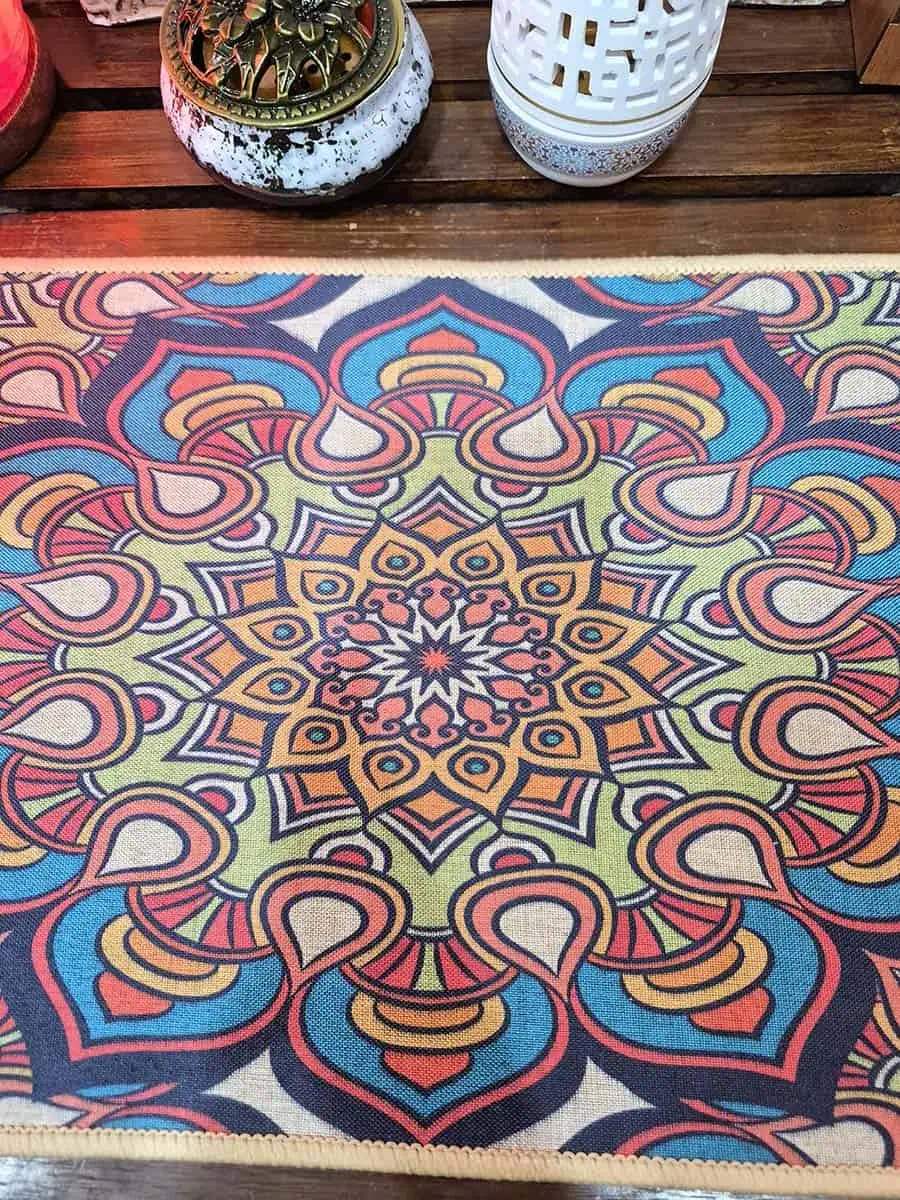 Individual rectangular con mandala azul, violeta, coral y beige para decorar la mesa