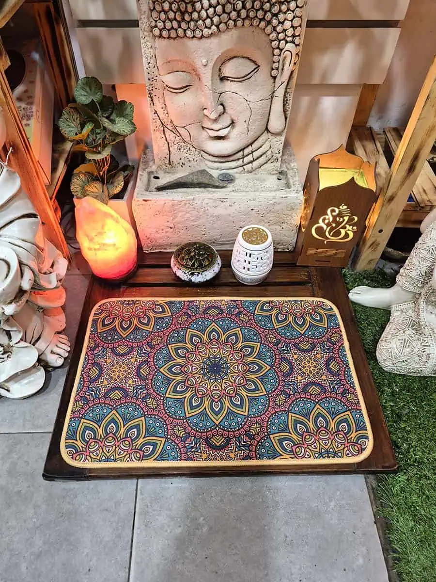 Individual rectangular con varios mandalas en celeste, rosa, beige, verde y violeta