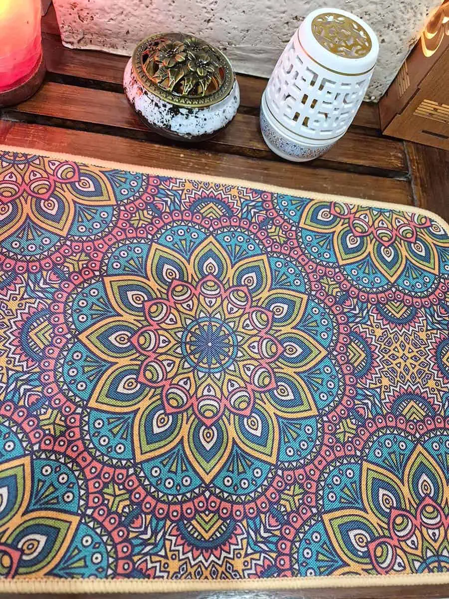 Individual rectangular con varios mandalas en celeste, rosa, beige, verde y violeta