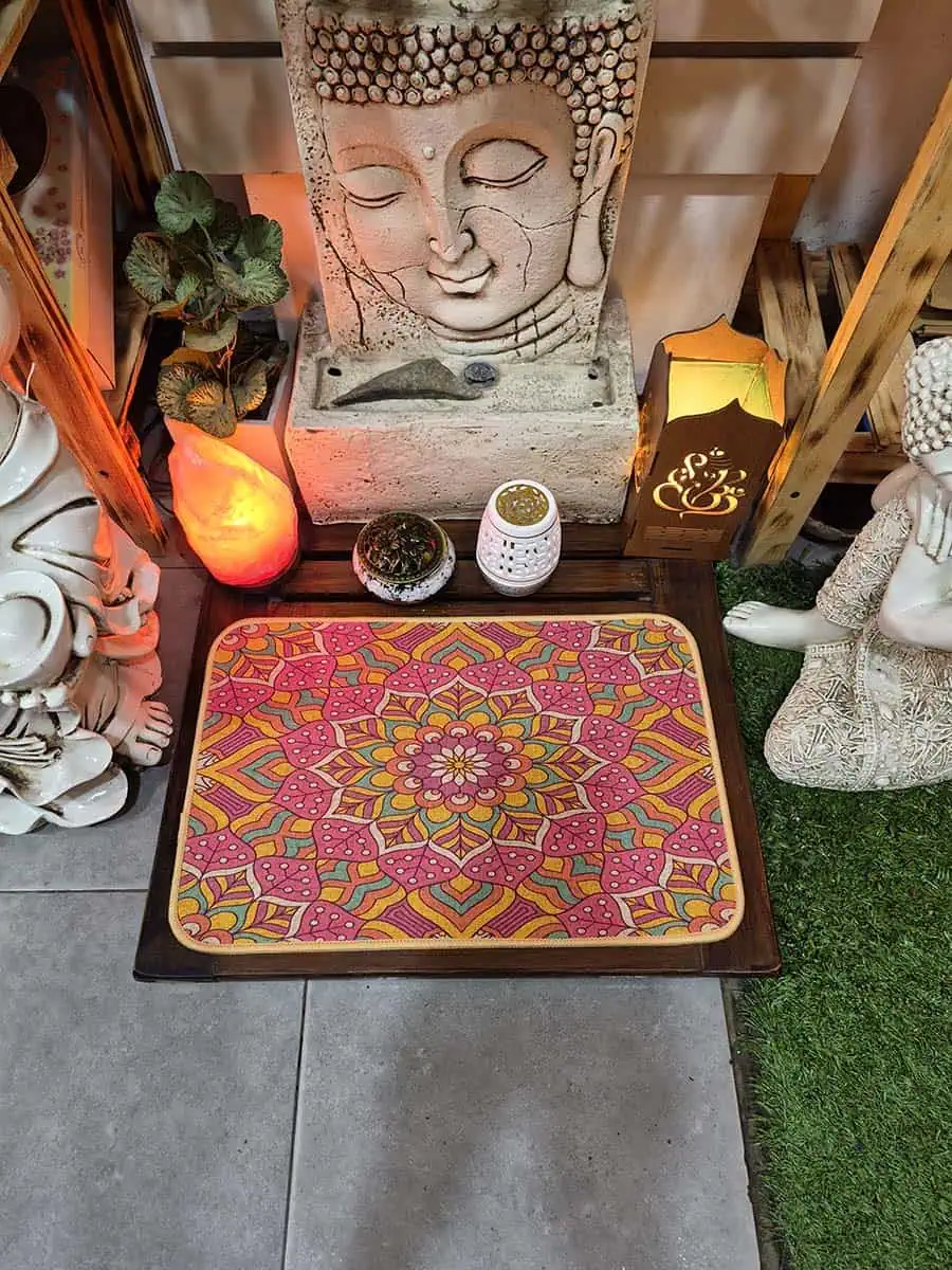 Individual rectangular de mandala rosa, coral, amarillo y verde