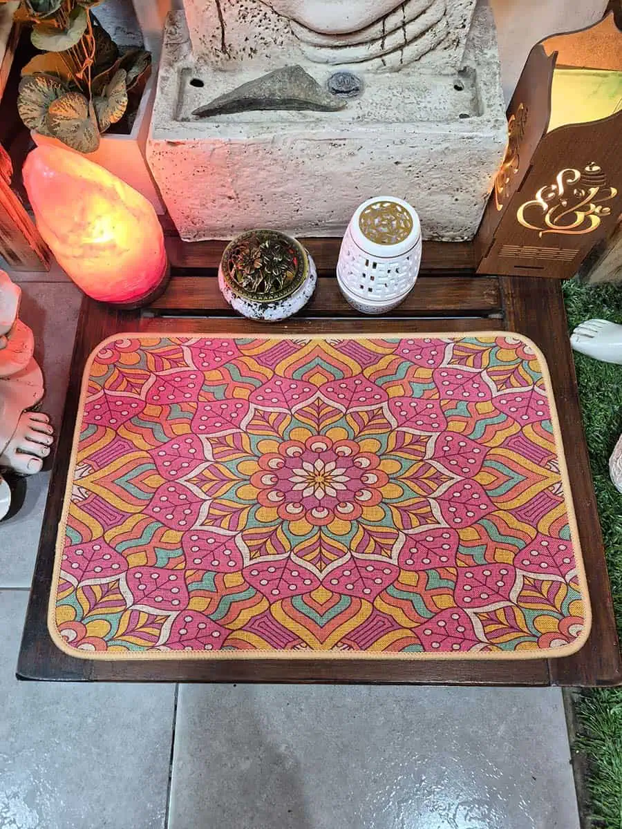 Individual rectangular de mandala rosa, coral, amarillo y verde