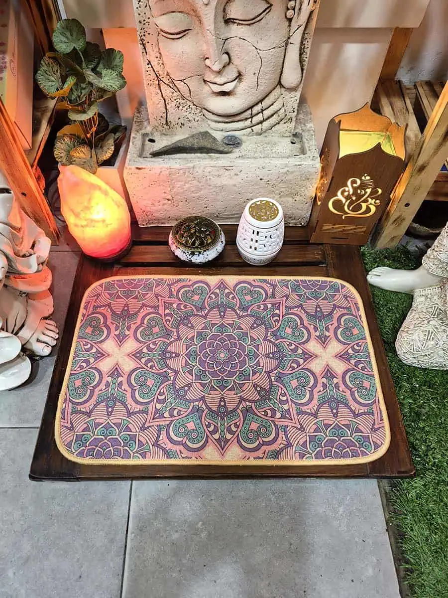 Individual rectangular con mandala rosa, verde y violeta de diseño floral