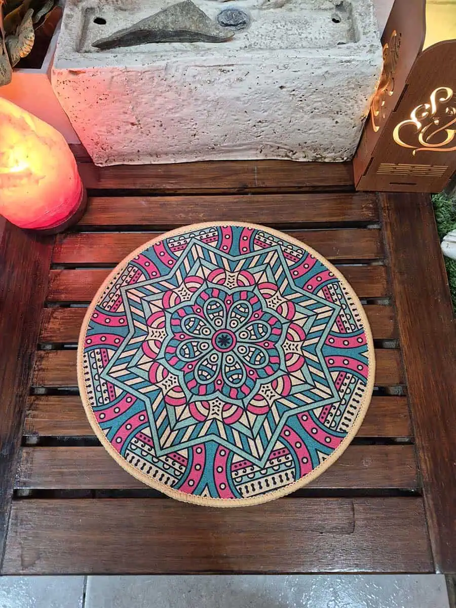 Individual redondo de mandala rosa y celeste con detalles beige y negros