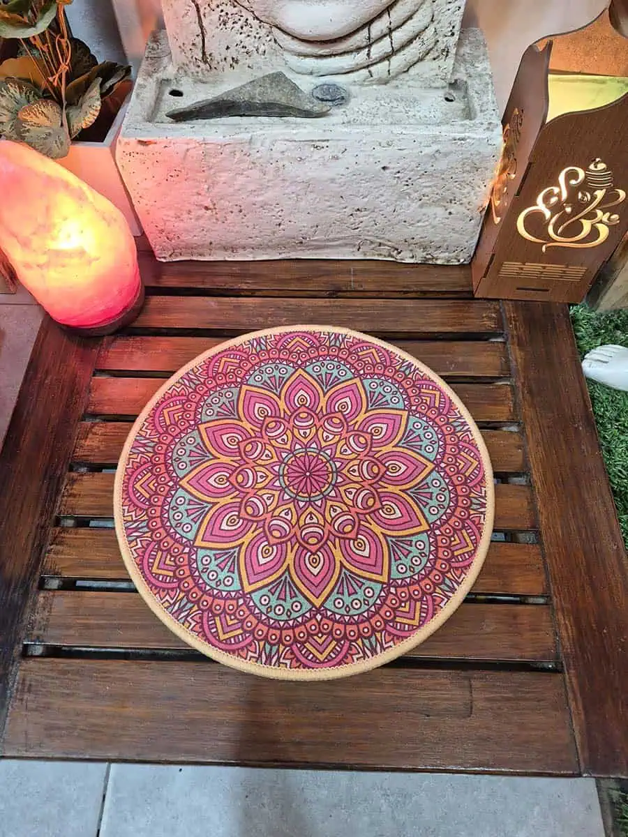 Individual redondo con mandala rosa, celeste, gris y amarillo de diseño floral