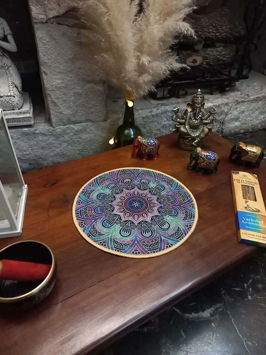 Mandala redondo en violeta, rosa y celeste con diseño concéntrico tipo galáctico