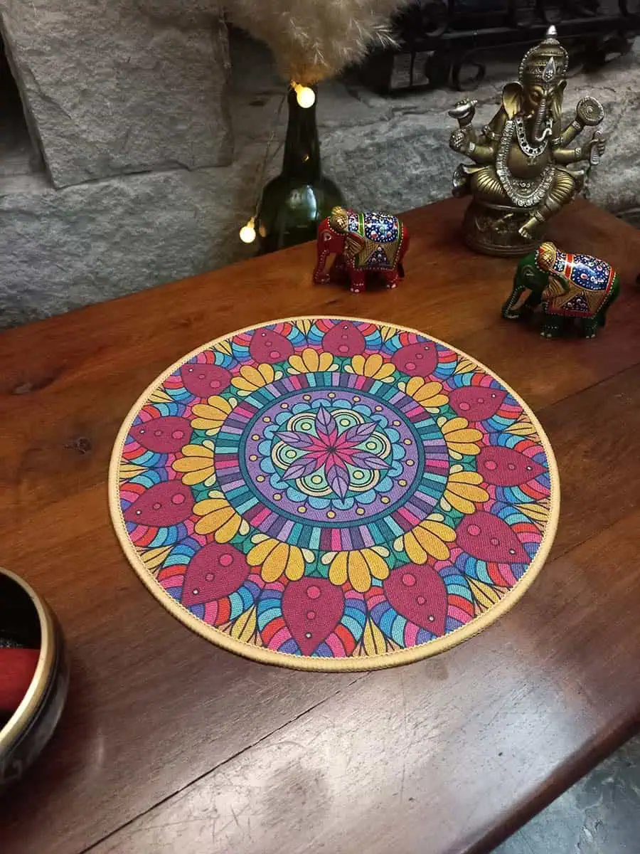 Mandala redondo multicolor con predominio de rosa, amarillo, celeste y violeta