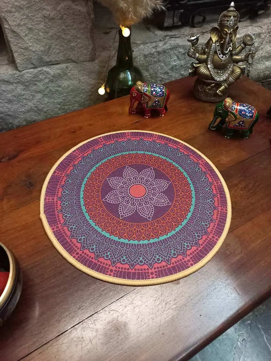 Mandala redondo rosa y lila con detalles coral, turquesa y dibujo floral concéntrico