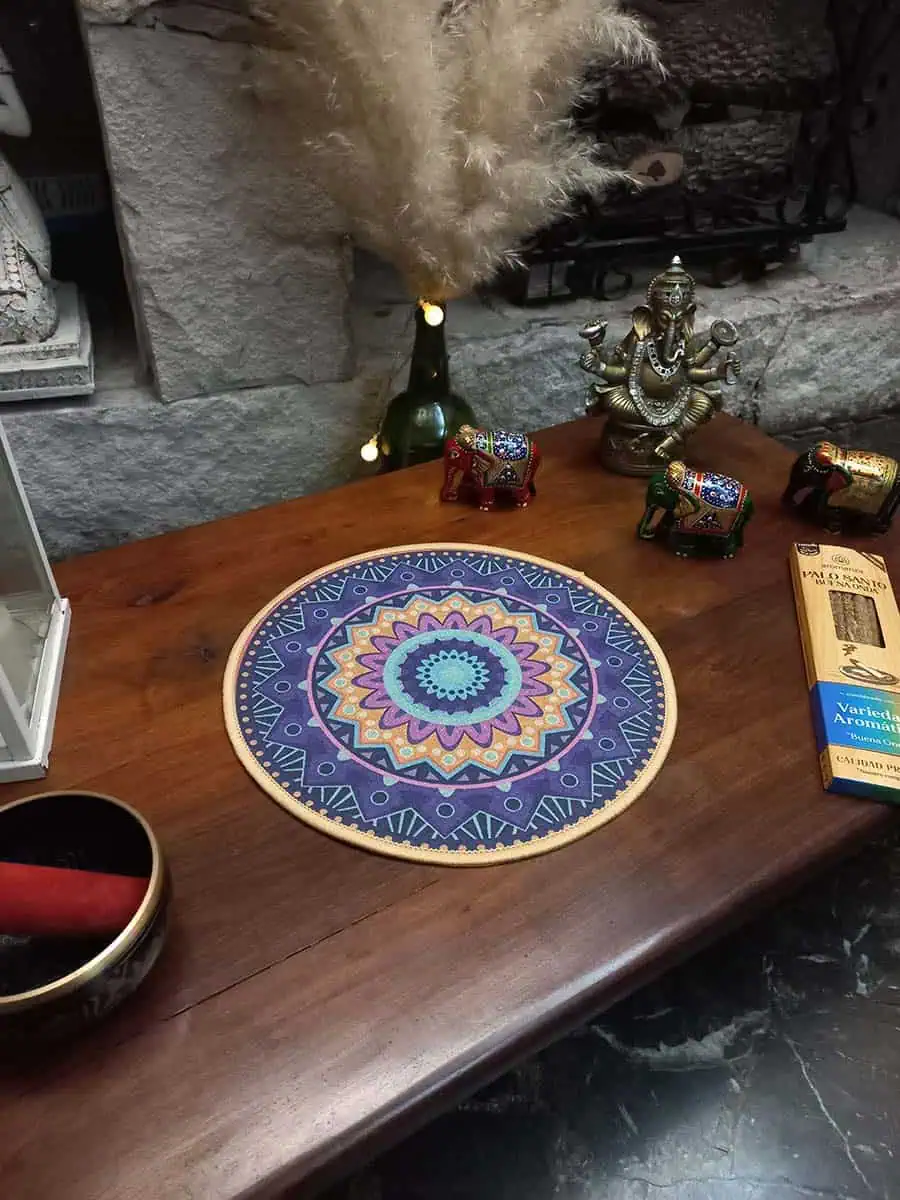 Mandala redondo violeta, celeste y coral con diseño floral geométrico