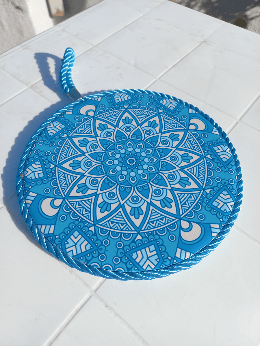 Posa pava redondo con mandala celeste y blanco de diseño geométrico con tira para colgar