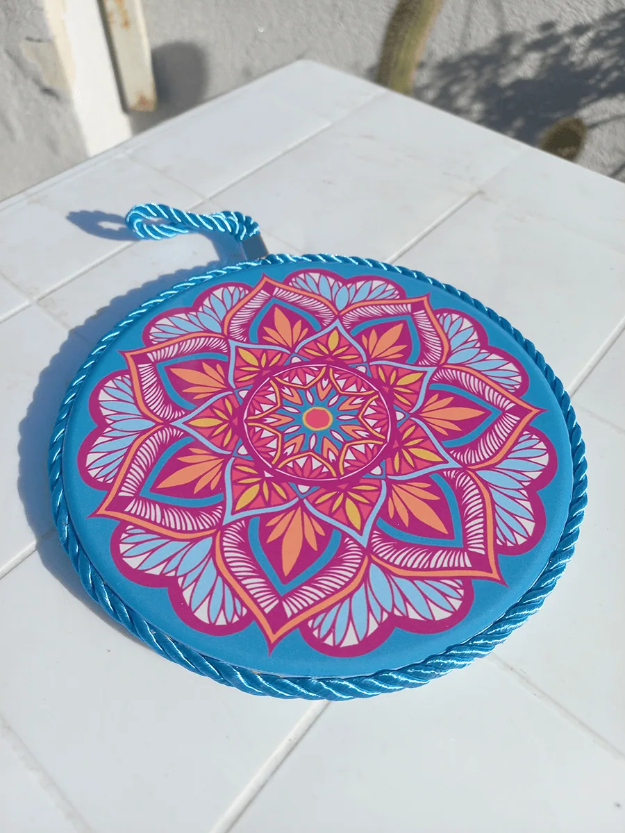 Posa pava redondo con mandala celeste, rosa y amarillo con tira para colgar