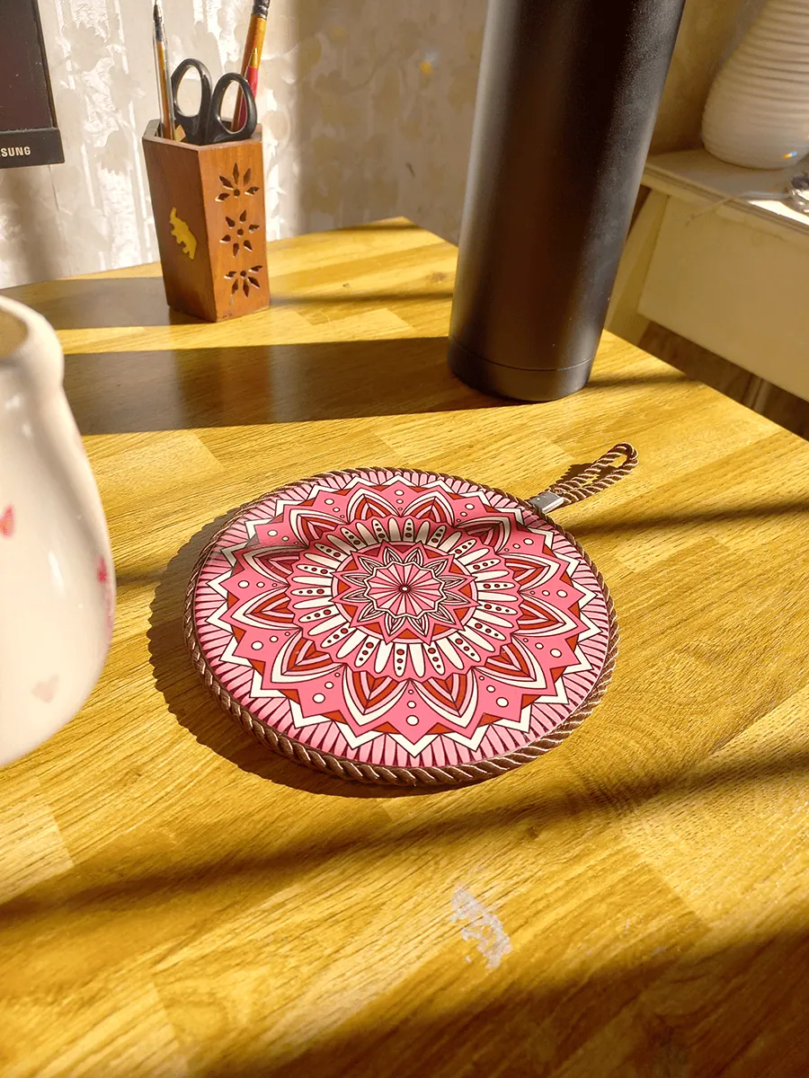 Posa pava redondo con mandala fucsia, rosa y bordó con tira para colgar