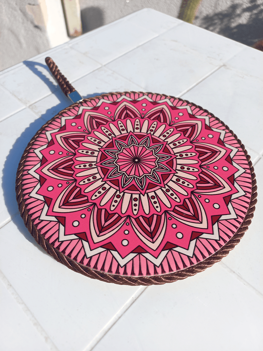 Posa pava redondo con mandala fucsia, rosa y bordó con tira para colgar