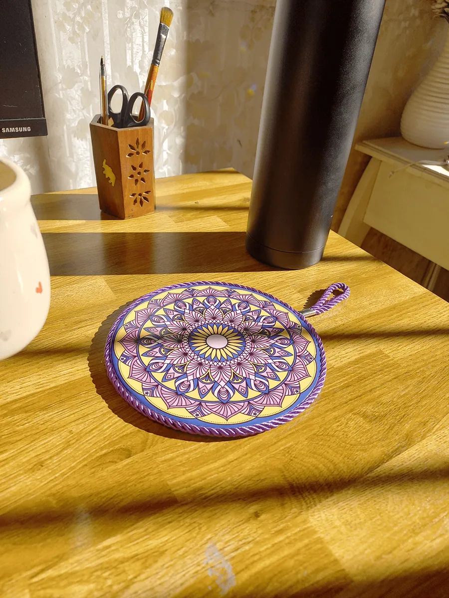 Posa pava redondo con mandala violeta, lila y amarillo con tira para colgar