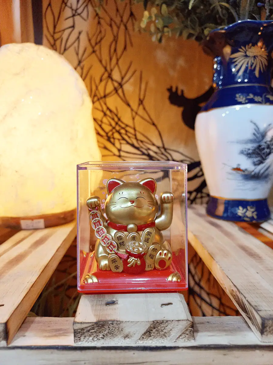 Maneki Neko en cajita Dorado