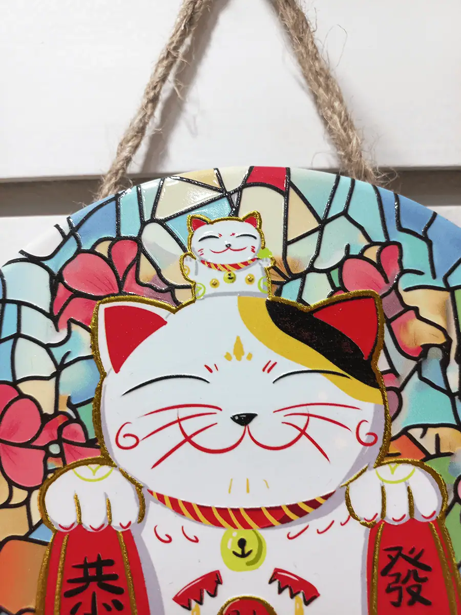 Gato chino de la suerte redondo para colgar en pared con peces Koi y Daruma