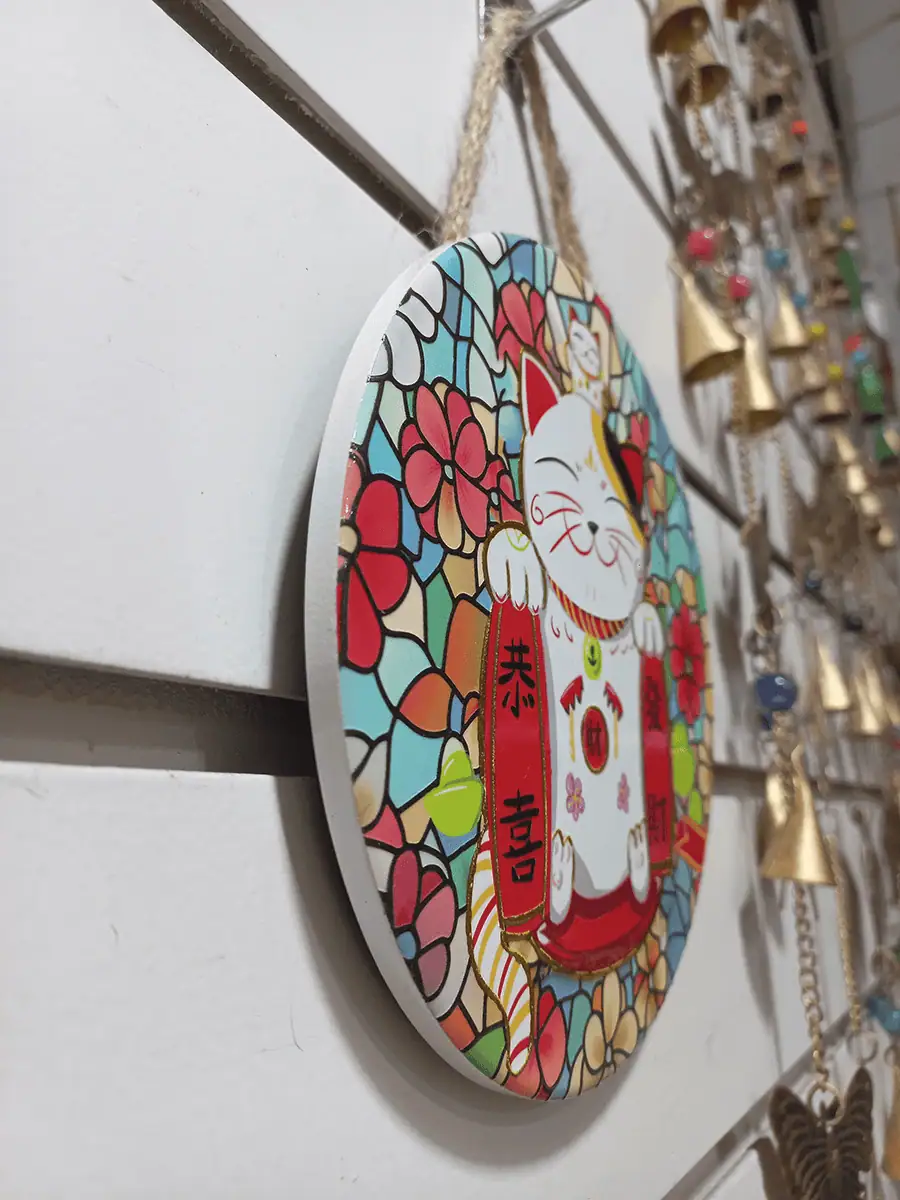 Gato chino de la suerte redondo para colgar en pared con peces Koi y Daruma