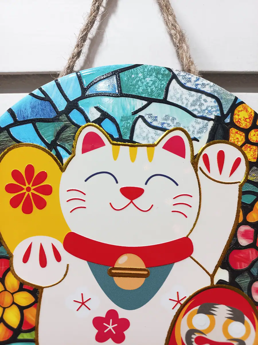 Gato chino de la suerte redondo para colgar en pared con peces Koi y Daruma