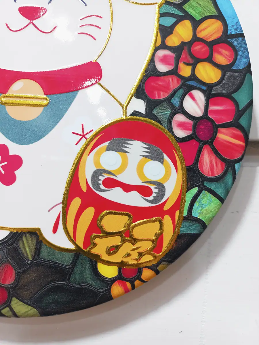 Gato chino de la suerte redondo para colgar en pared con peces Koi y Daruma