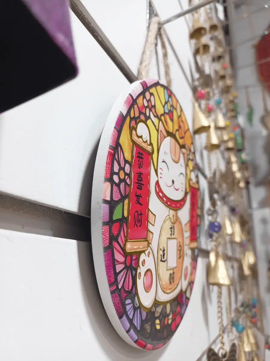 Gato chino de la suerte redondo para colgar en pared con peces Koi y Daruma