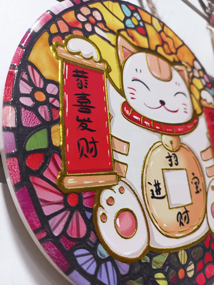 Gato chino de la suerte redondo para colgar en pared con peces Koi y Daruma