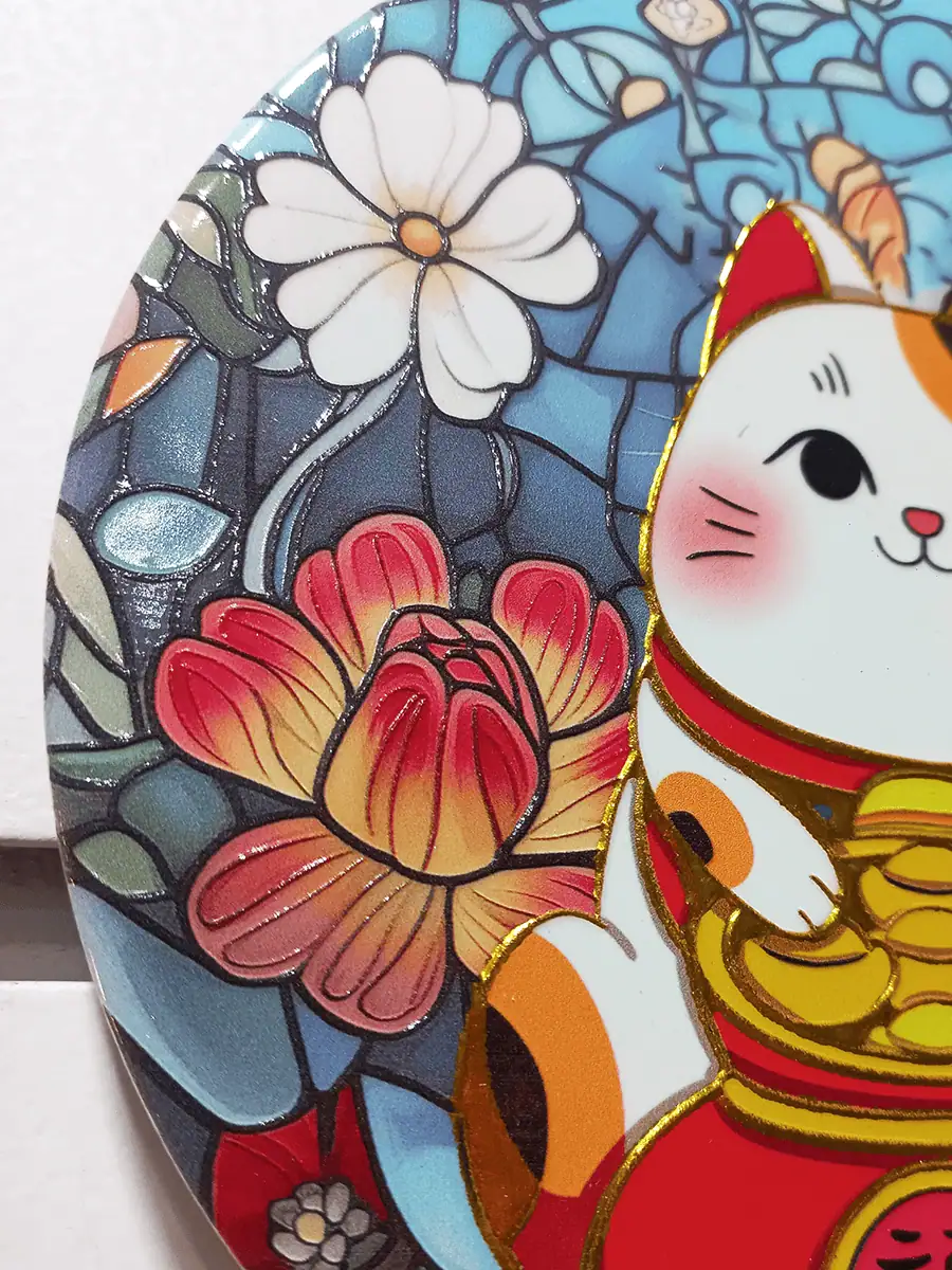 Gato maneki neko para perseverancia y exito redondo para colgar en pared con peces Koi y Daruma