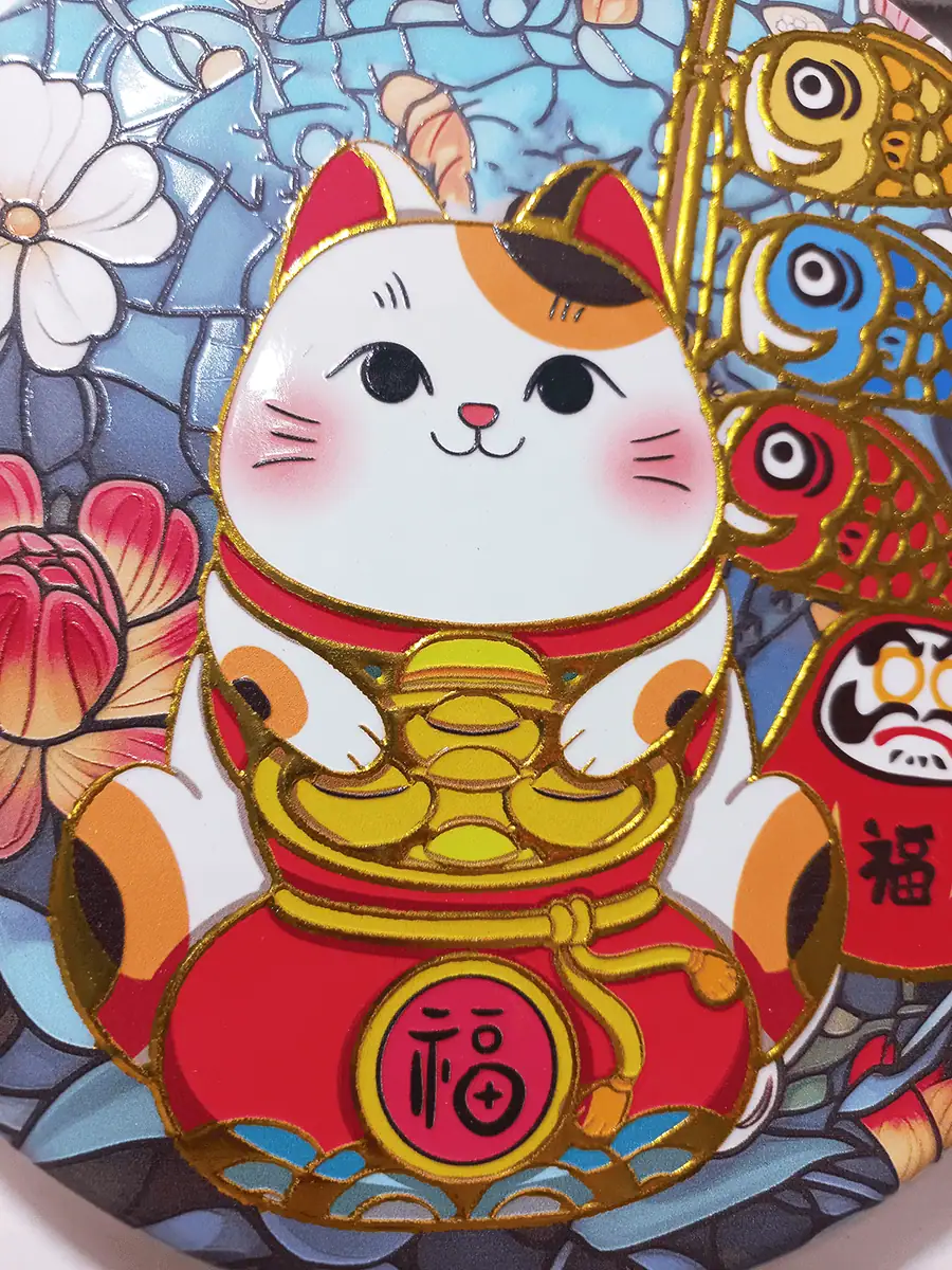 Gato maneki neko para perseverancia y exito redondo para colgar en pared con peces Koi y Daruma