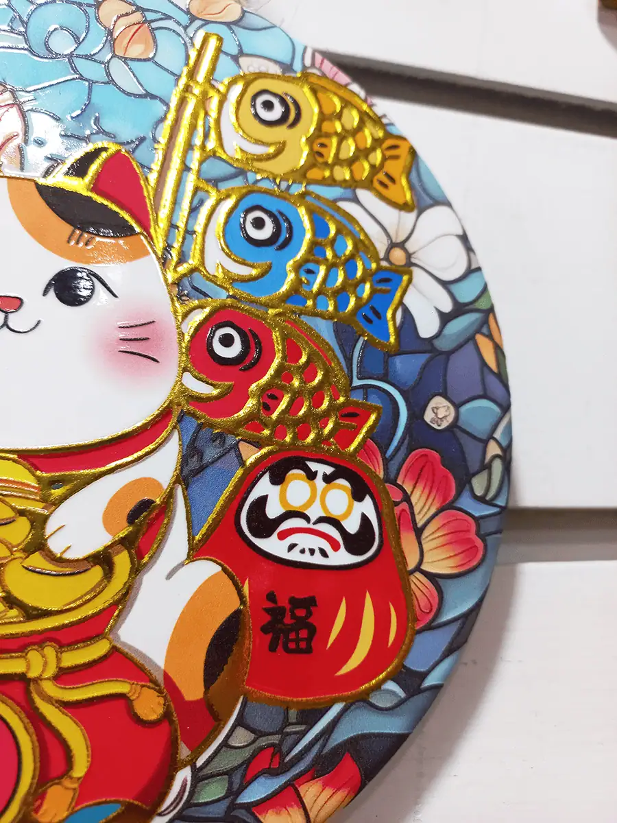 Gato maneki neko para perseverancia y exito redondo para colgar en pared con peces Koi y Daruma